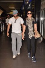 Saif Ali Khan,Kareena Kapoor return from Paris on 23rd Aug 2012 (29).JPG